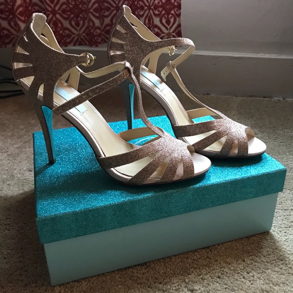 NEVER WORN Betsey Johnson Champagne Gold Heels